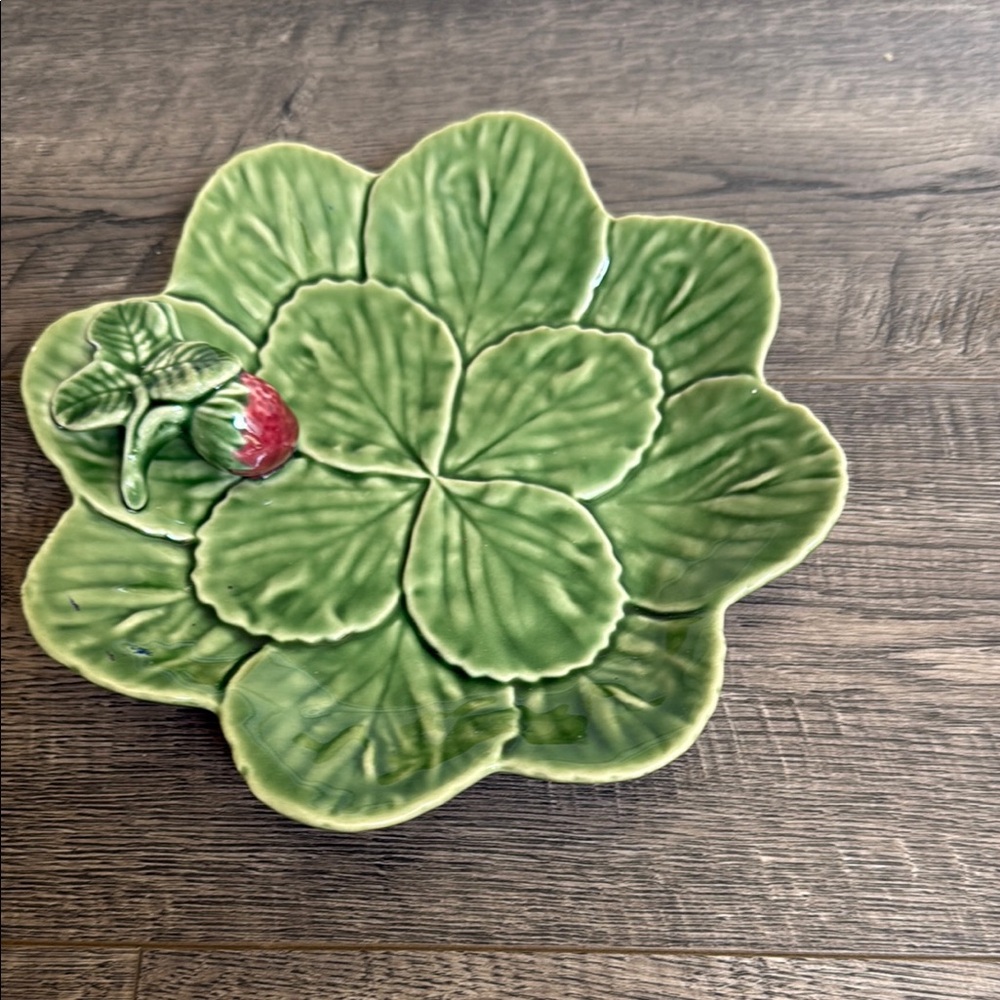 Bordallo Pinheiro 
Green Ceramic Leaf Plate